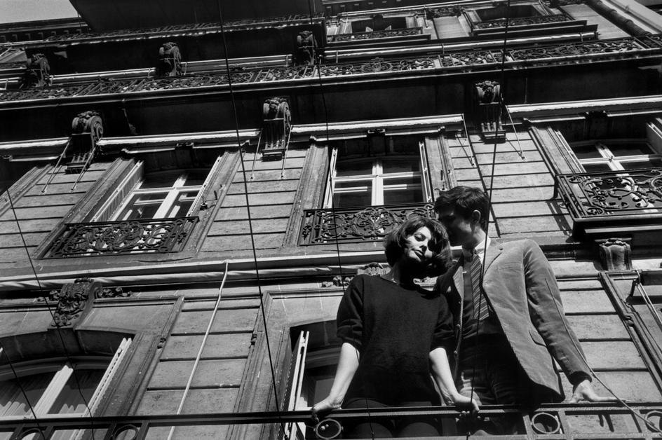  Sophia Loren and Anthony Perkins on the set of “Five Miles to Midnight” (Le