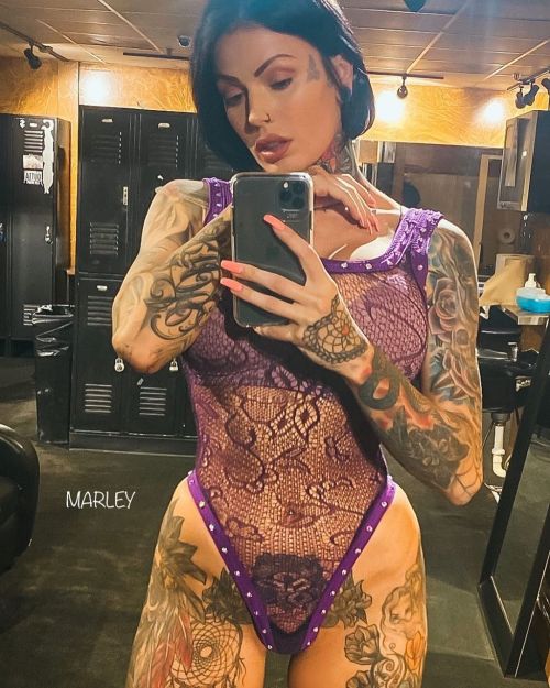 stripper-locker-room:  https://www.instagram.com/cearaskyy/