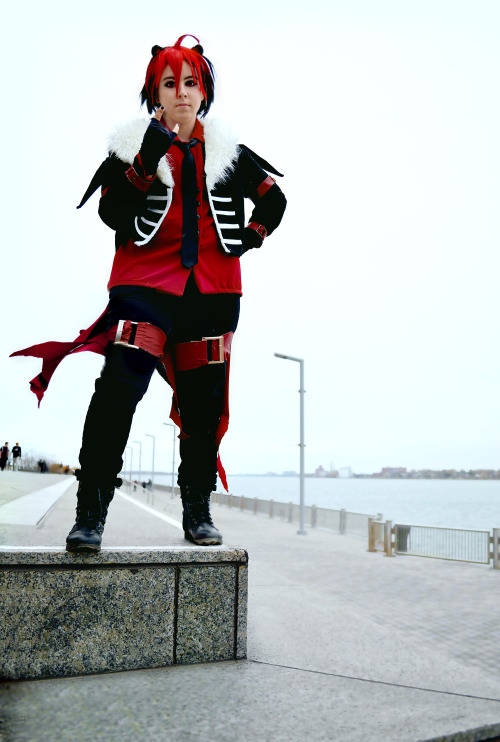 actualprotag:  emo furry life….i must break these chains these are from youmacon 2015, my crow from show by rock cosplay!  photos and edits by @agenderyuripetrov 