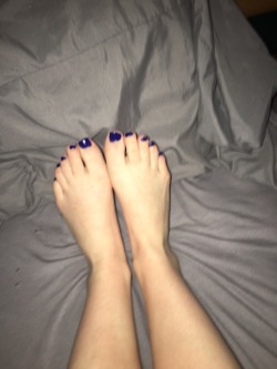 nichoexx:  in the mood to have my toes sucked