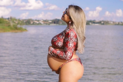 bellylove577: Incredibly beautiful curvy pregnant woman with a huge belly! Mmm god that is so hot bv