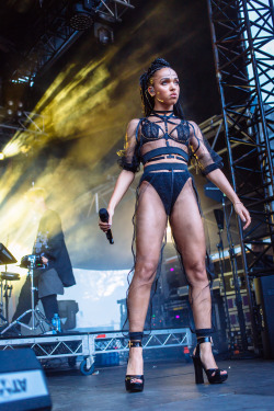 tommytv:willreichelt:FKA Twigsshe looks magical 