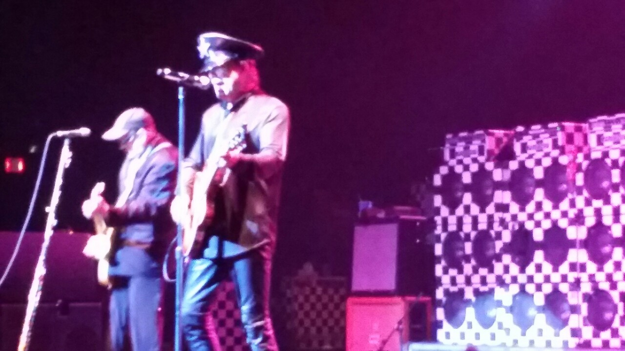 pim2:  Cheap Trick Rosemont Chicago, IL 6-20-14 