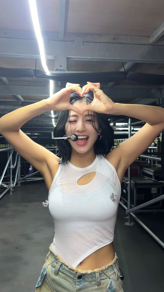 Jihyo Lockscreens.