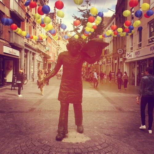 #leuven #statue #baker #bakker #dorre #bread #brood #dietsestraat #balloons #colour #city #saturday 