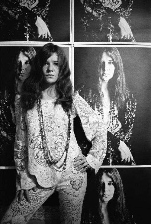 Janis posing in front of Bob Seiddmann poster, 1967.Photography by Baron Wolman.