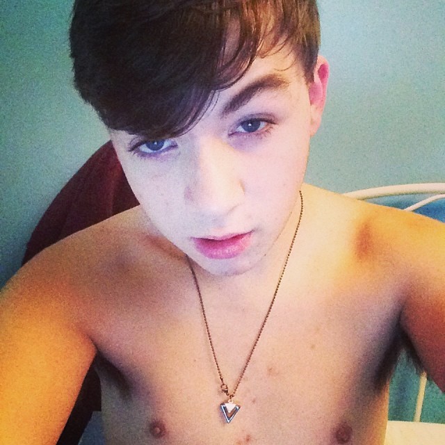 Laptop in bed #gay #gayboy #slut #selfie #bed #laptop #bedroom #love