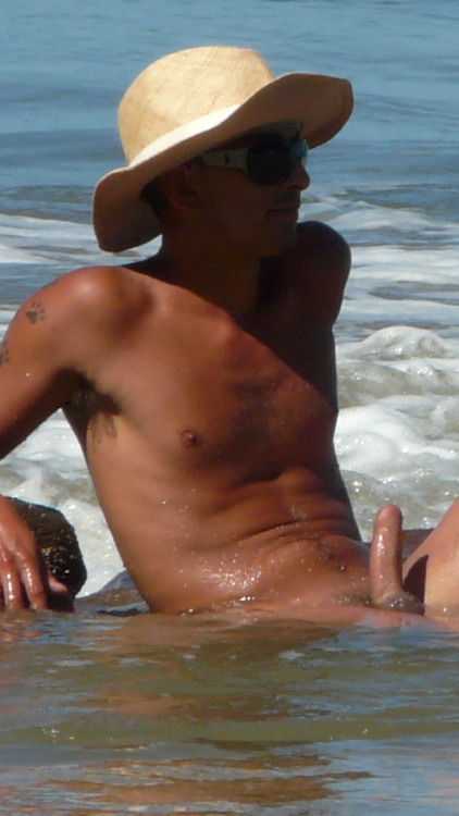 always-nude:  pegasus-ridersun:  http://pegasus-ridersun.tumblr.com/archive/  Boner in Public Beach   always-nude.tumblr.com