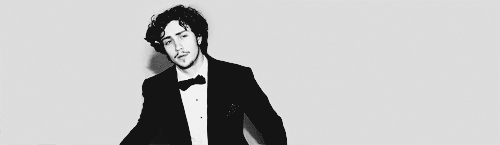 aaronjohnsonsource:  Aaron Johnson + black&amp;white photoshoots   di che stiamo