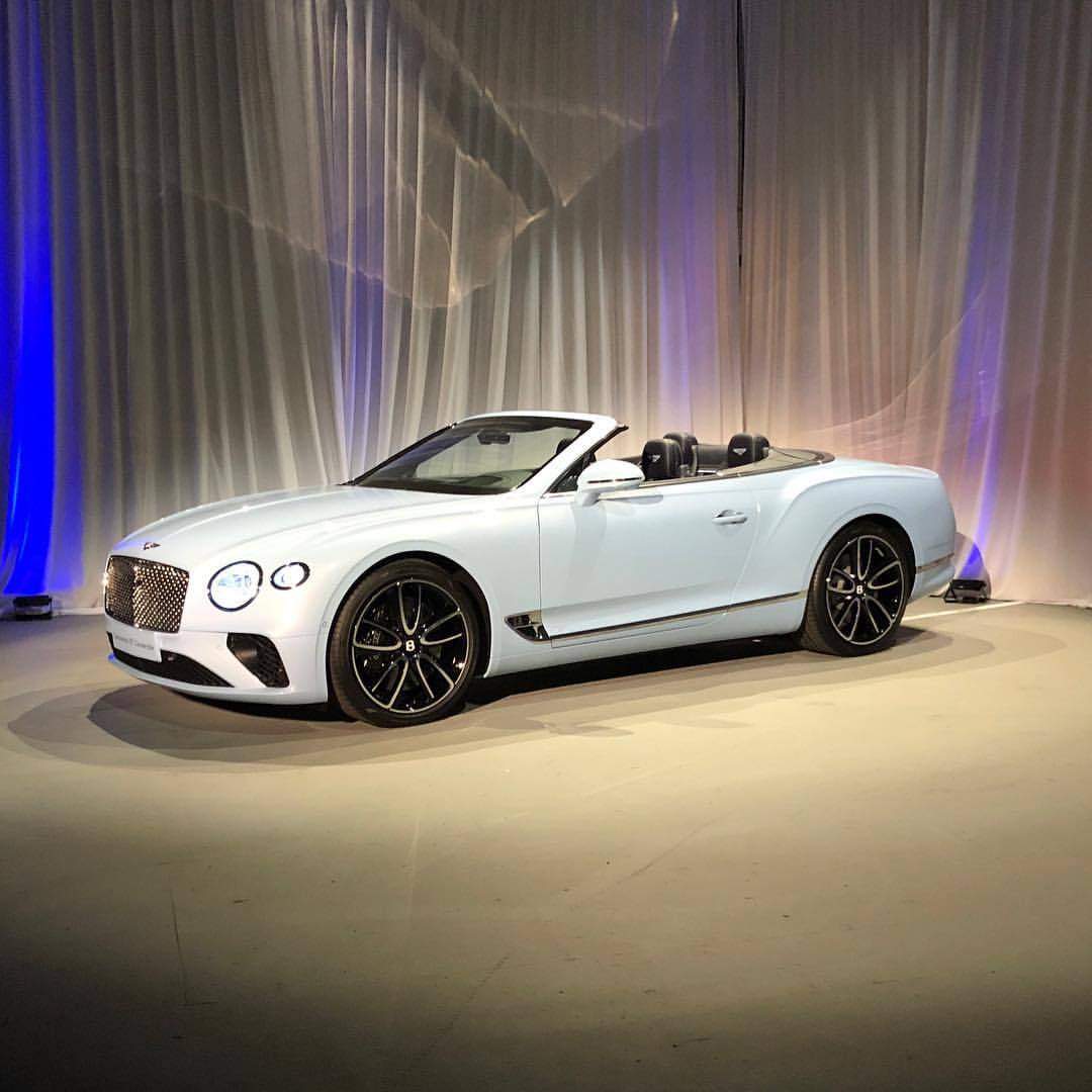 The first #LAautoshow-related debut I saw actually won’t be at the show at all but instead stayed well offsite: the new #Bentley #continentalgtconvertible, presented in a Hollywood studio with the simplicity of early academy award shows. Or at least...