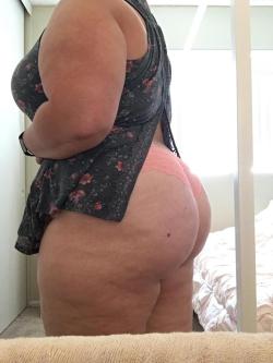 plumpercurveslover-blog:  hugelovedezire:  Love when I get to work from home.  Beautiful bubbly butt 