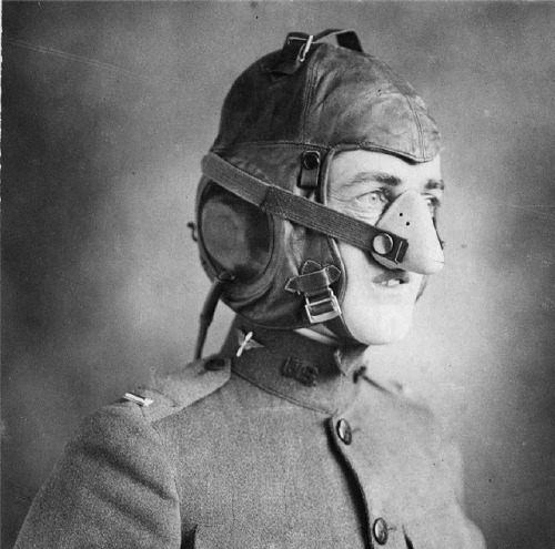 onceuponatown:Aviation oxygen mask, 1919.