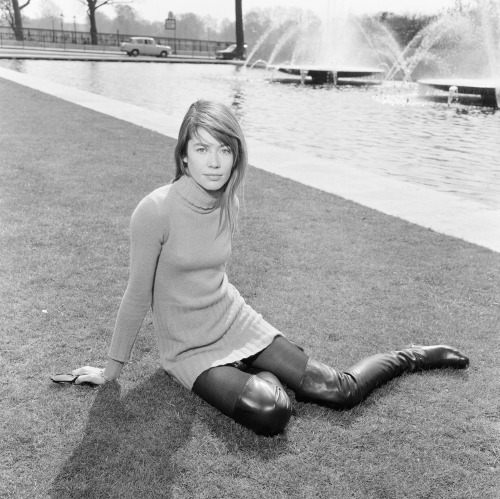 analogwerk:Francoise Hardy relaxes in the spring sunshine, 1968. (Photos by Edward Dean)