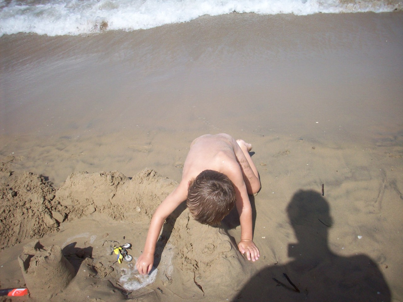 naturistelyon:  Spanish family at the beach