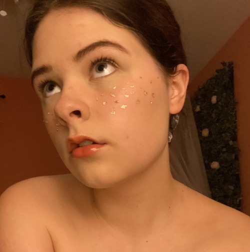 lilbabybisexual: some people just forget that those freckles are flecks of gold OoO