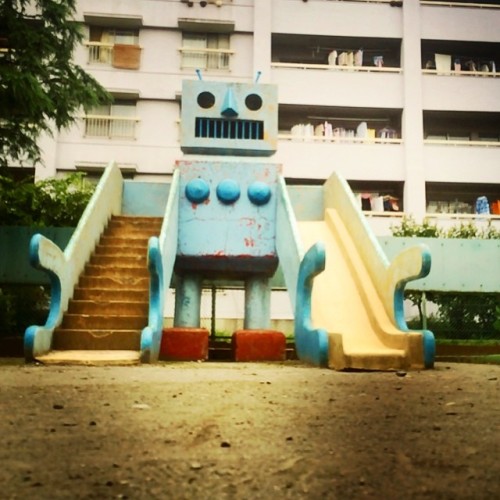 instagram-danchi: きょうの団地おじゃまします！三つ目の団地は王子住宅を守るロボットに会いにきました #放課後団地クラブ #団地 #danchi