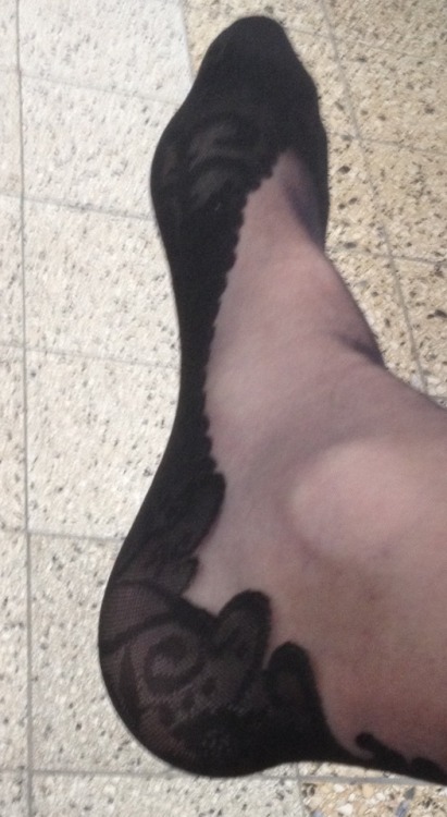 tammyslegs: My sexy legs and feet ar proud to present you this seamed pantyhose :-) Kisses Tammy