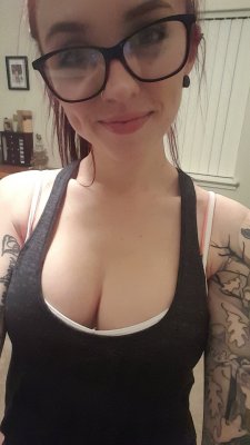 nerdybeauties:  Beautiful tattooed girl with glasses 