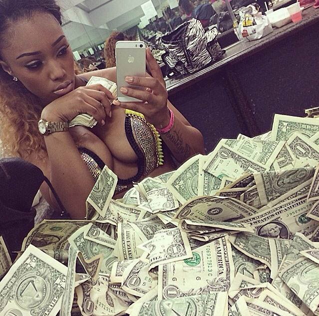 pr1nceshawn:  Strippers enjoying their money.   Good Job, good work, good money !