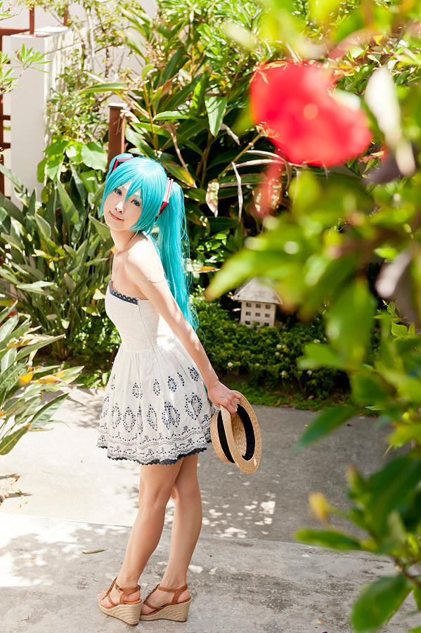 ageha-ulysses:  コミックマーケット82頒布　写真集『Tiira』  VOCALOID2　初音ミク（オリジナル衣装）photo：みやさん