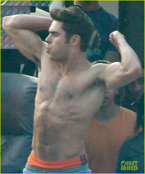  Zac Efron Sticks Hand in Shorts, Flaunts Eight Pack Abs!
