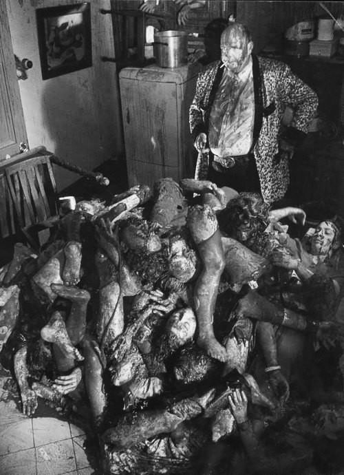 morbid-und-gore:  Black and white guts.
