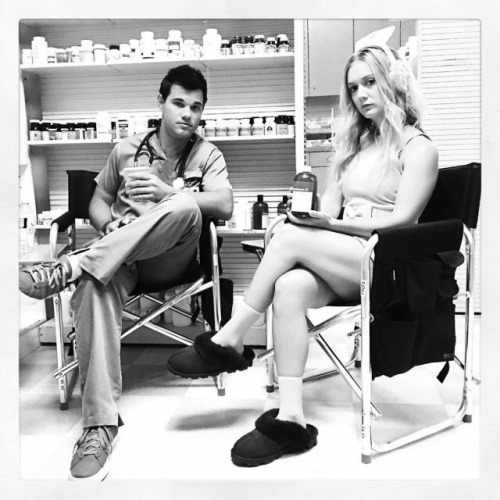 screamqueenstheories:  Taylor and Billie on set! 