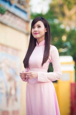 asian-girls-hot:  pretty vietnamese girl in traditional costume Ao Dai
