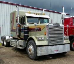 truckingworldwide:  Freightliner classic