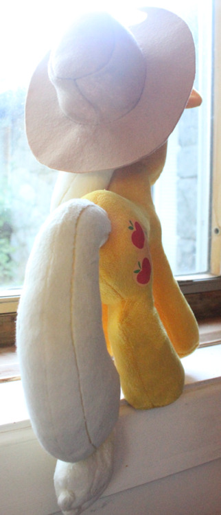 Applejack V2! With a felt hat, this time around. She’s up for sale on my friend/collaborator's
