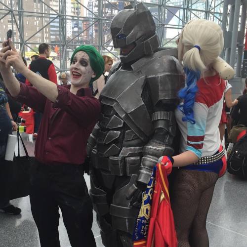 #batman taking a selfie with #joker & #harleyquinn @ #nycc2015 #nycc #NewYorkComicCon #dc (at Ja