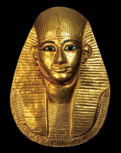 grandegyptianmuseum:Gold mask of AmenemopeGold funerary mask of king Amenemope, the successor of Psu