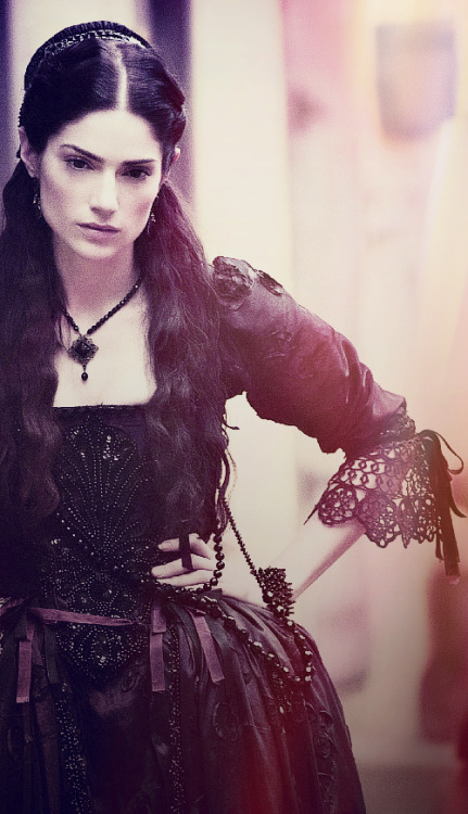 domesticmerthur-blog:Mary Sibley in 1x11Will our Queen bow to The Dark Lord or spit in the face of t