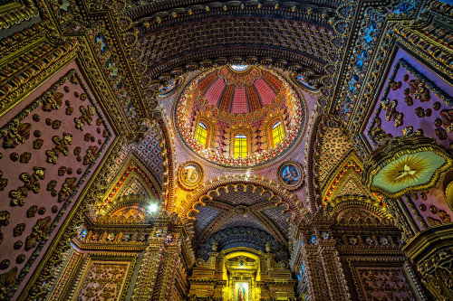 vivirenmexico:Morelia, Michoacán. MéxicoOpulenta decoración interior del Templo de San Diego