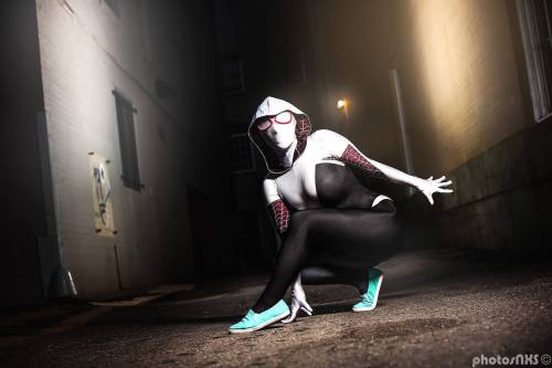 cosplayandgeekstuff:Luri Nahl’s Cosplay (USA) as Spider-Gwen.Photos by:Photosnxs