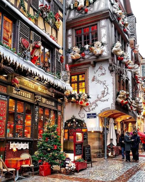 legendary-scholar:  Christmas in Strasbourg France.