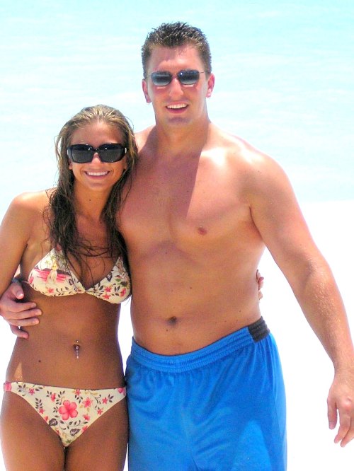 hunky-to-chunky: 272gold:  Even more of the chunky muscle guy in blue shorts. Other posts of him her