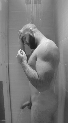 gaybaristaguy:  furrywetben:  Shower    Who’s