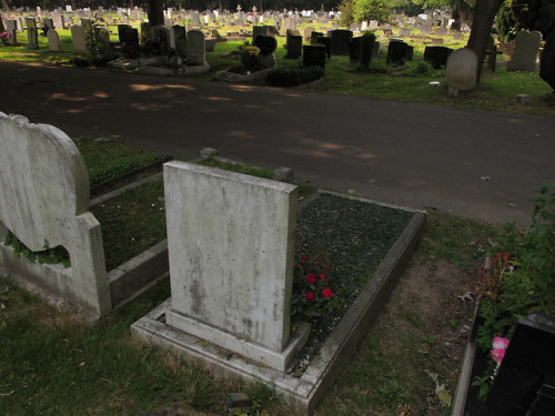 dubmill:Putney Vale Cemetery, London; 29.5.2012 (grave of Sandy Denny, who died on 21 April 1978)