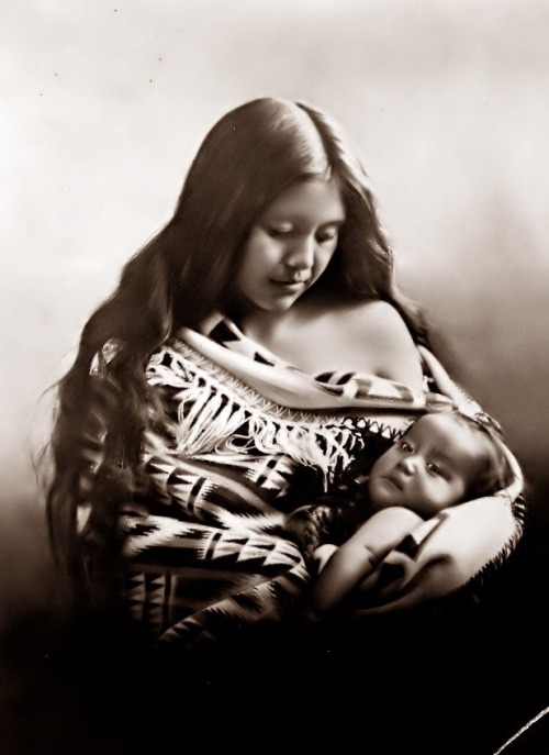 ad-astra-per-asperaa: Native American Mothers.