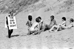 historicaltimes: Preacher on an English nudist beach / England, 1974 via reddit 