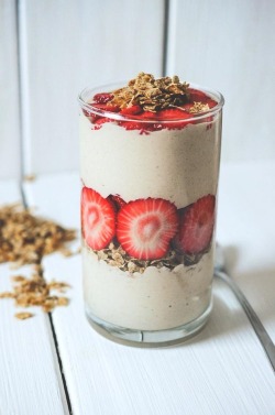 gastronomicgoodies:  Super Creamy Banana-Peanut Butter and Oat (Almost) Ice-Cream with Some Spelt Flakes and Fresh Strawberries