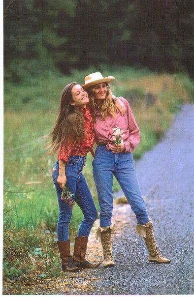 smells-like-grunge:  Demri and Fabiola 