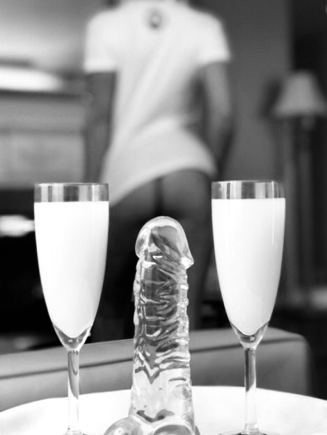 highheels-and-whiskey:  roberte1428:     Looks like we are having a threesome tonight. I think I know which “glass” is for me.  😎💋👔😽💋