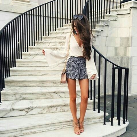 venue-style:  Blouse  Short  Bag   Pumps 