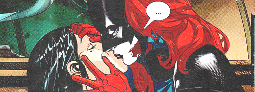lezlieknope:  Batwoman + lady kisses 