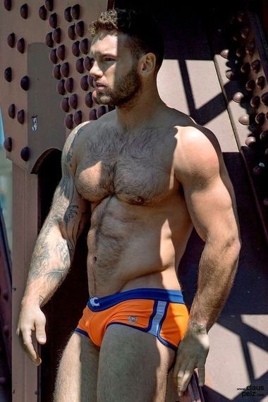 hairy-chests: sport989:  Blue and orange  wooof