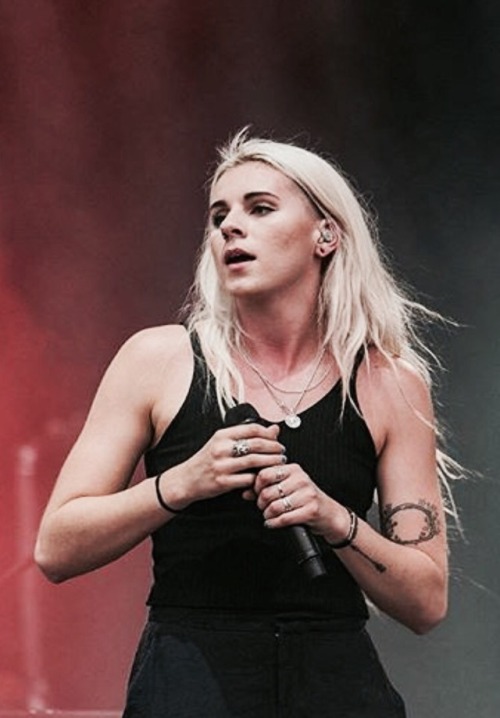 callaghansjhnv:Lynn Gunn by Ana Santos