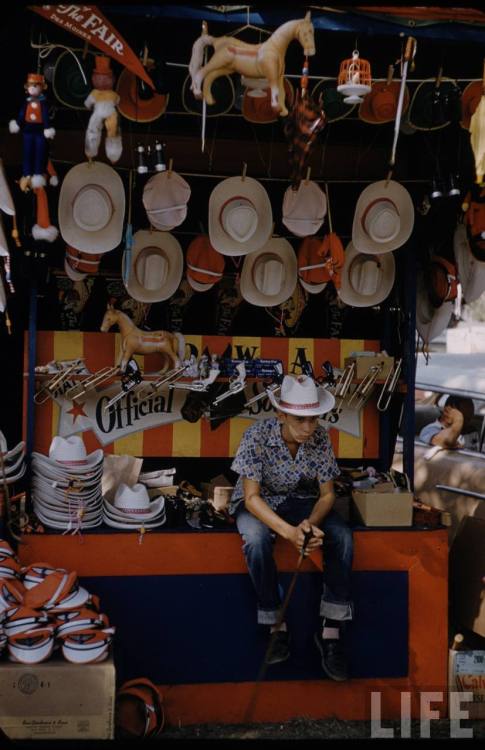 Official souvenirs of the Iowa State Fair(John Dominis. 1955)