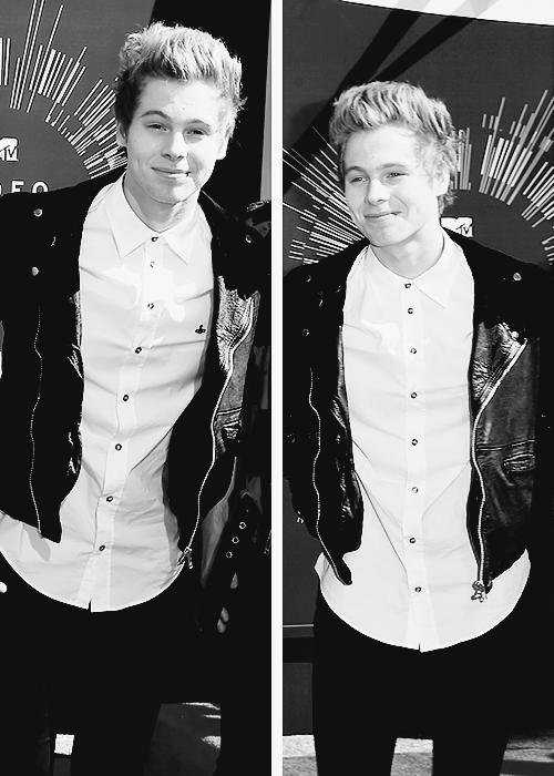 lukesroberts:  5 Seconds of Summer arriving to the 2014 MTV Video Music Awards held